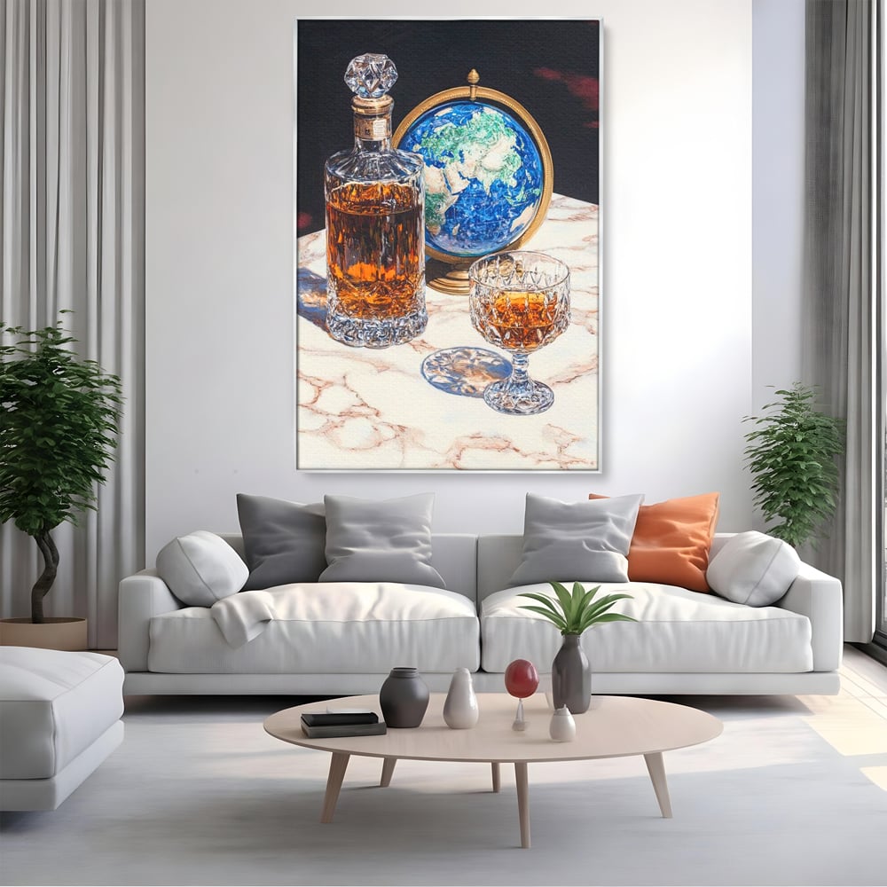 Tablou canvas cu tablou canvas cu sticla de whisky si glob pamantesc, in rama de aluminiu argintiu, pe perete intr-un living